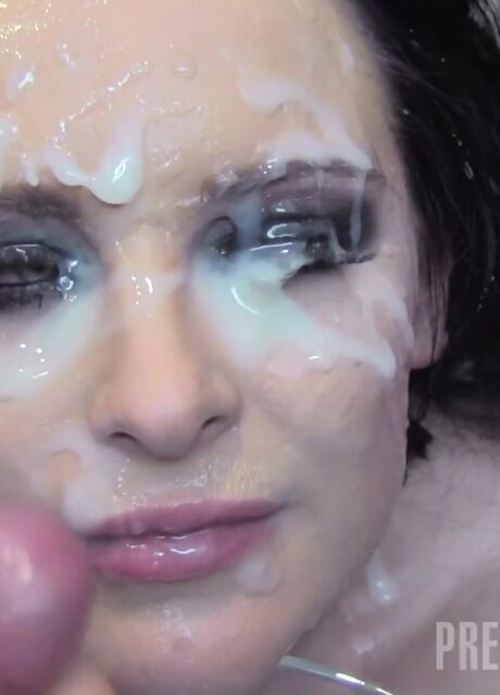 Екі жалаңаш бойжеткен мастурбаторды ұстап алып, оны пиздаларын жалауға мәжбүрлеген Қыздың қынаптық секс аппараты жылап жатыр