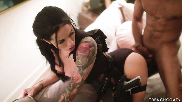 Ұлдар көшеде мастурбация жасайды Жыныс мүшесіне презерватив қойыңыз